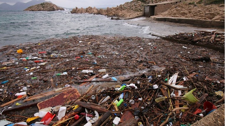 Dalmatinske plaže zatrpane smećem, ima boca, šprica i leševa životinja